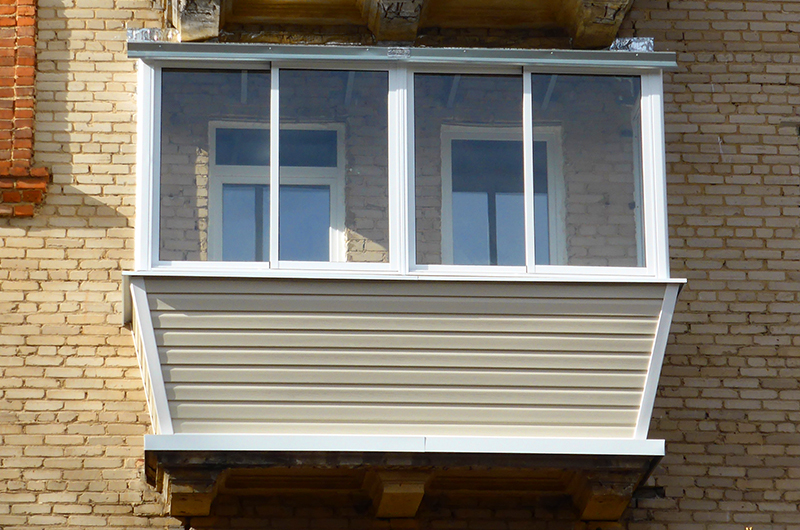 Холодное остекление балкона с выносом подоконника в Жуковском