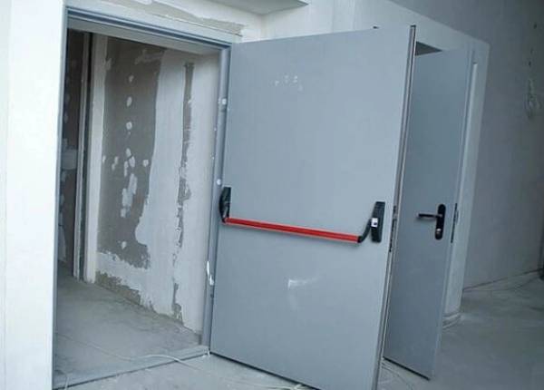 Противопожарная дверь на чердаке дома в Жуковском