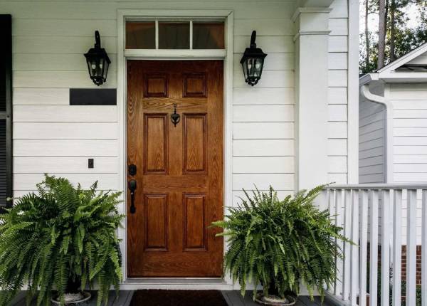 Деревянная дверь в дачном доме в Жуковском