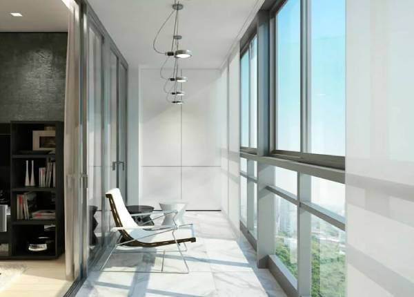 Французское остекление балкона с занавесками в Жуковском