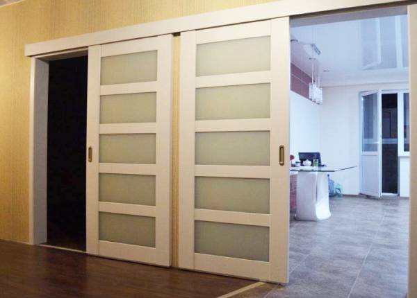 Параллельно раздвижные двери в частном доме в Жуковском