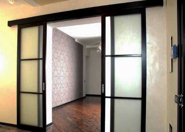 Параллельно-раздвижная дверь в квартире в Жуковском