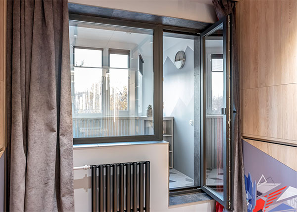 Пластиковая балконная дверь в черном цвете в Жуковском