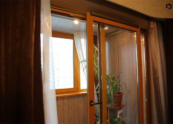 Пластиковая раздвижная дверь на балкон в Жуковском