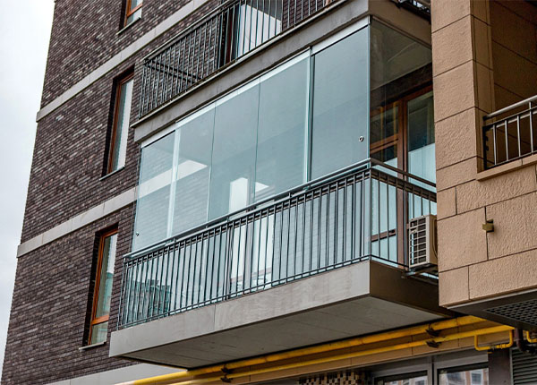 Французское безрамное остекление балкона в Жуковском