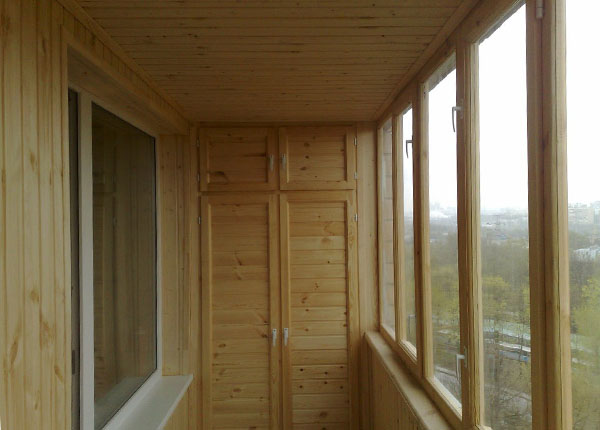 Остекление балкона деревянным профилем в Жуковском