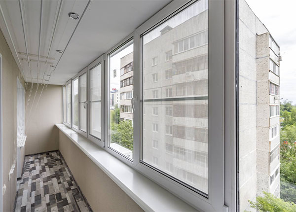 Теплое остекление лоджии пластиковыми окнами в Жуковском