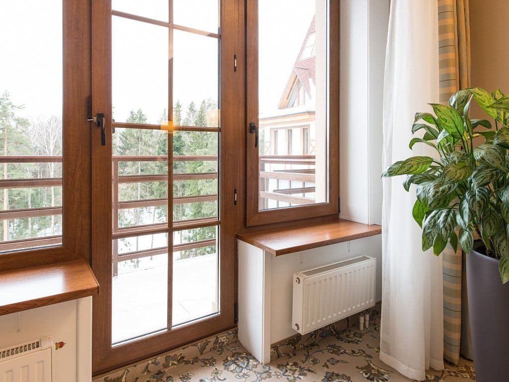 Установка балконного блока с ламинацией под дерево в Жуковском