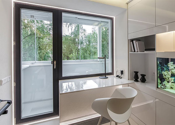 Установка балконного блока черного цвета в Жуковском